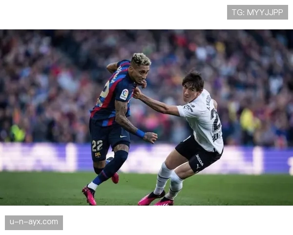 拉菲尼亚在巴萨争议不断的战术角色与表现落差